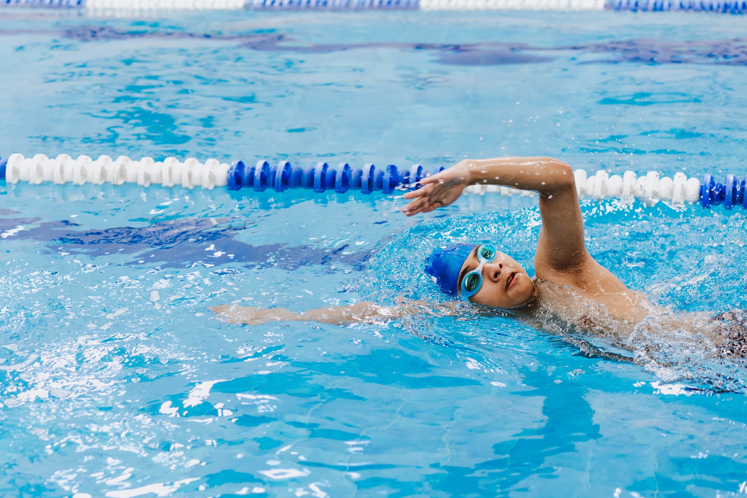 enfant qui nage dans une piscine