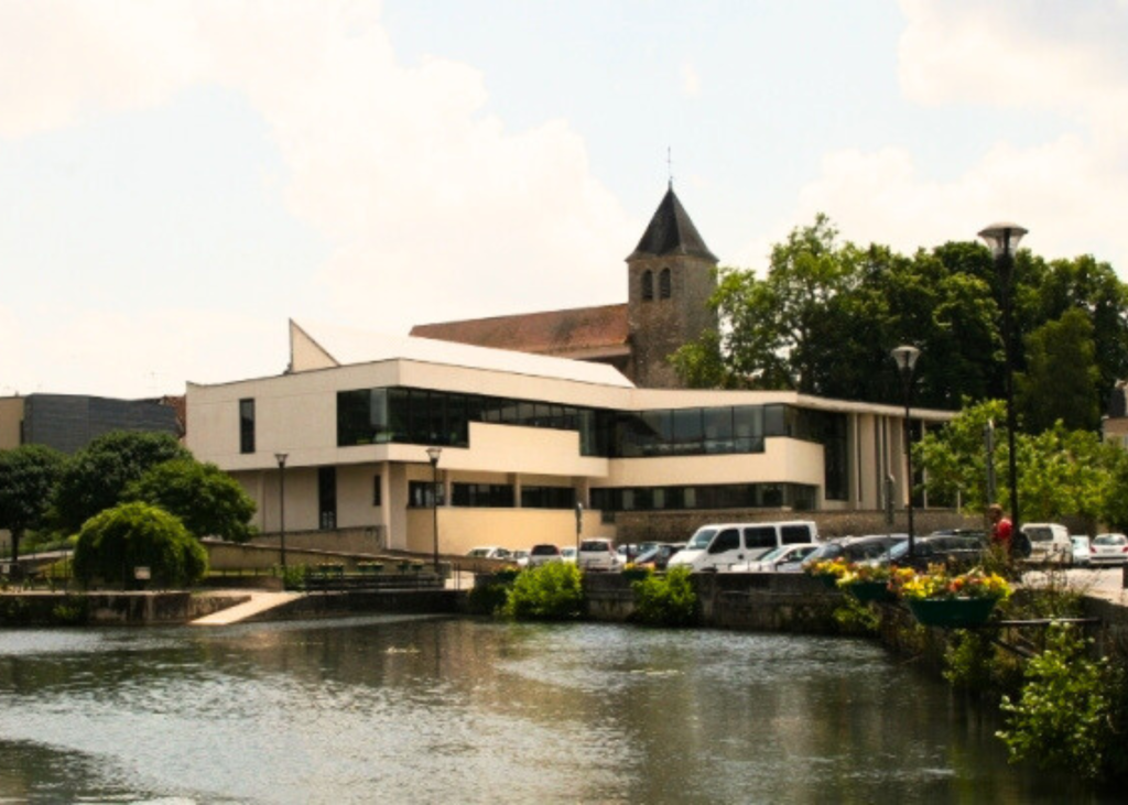 façade de la médiathèque de cosne sur loire